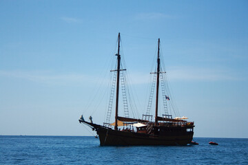 Fototapeta na wymiar Boat in the sea with blue sky background