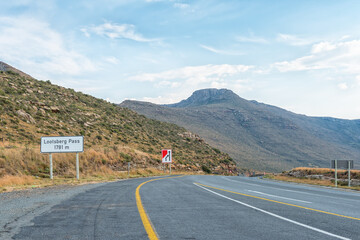 Name board, with height detail, at top of Lootsberg Pass