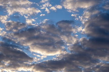 Céu azul com nuvens rebatendo a luz do sol da manha