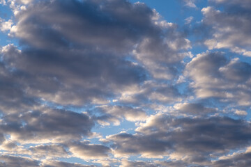 Céu azul com nuvens rebatendo a luz do sol da manha