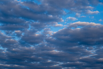 Céu azul com nuvens rebatendo a luz do sol da manha