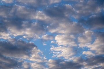 Naklejka na ściany i meble Céu azul com nuvens rebatendo a luz do sol da manha