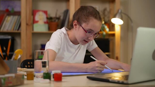 Drawing lesson online little girl talks to teacher at laptop Spbas