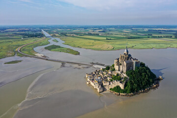 Panorama Luftaufnahme von Le Mont Saint Michel mit dem historischen Kloster, Gezeiten Insel mit...