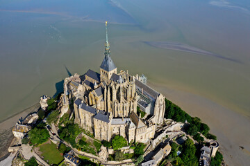Luftaufnahme von Le Mont Saint Michel mit dem historischen Kloster im Vordergrund, Gezeiten Insel...