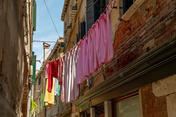 Fototapeta na wymiar narrow road in Venice with clotheslines between the old venetian houses