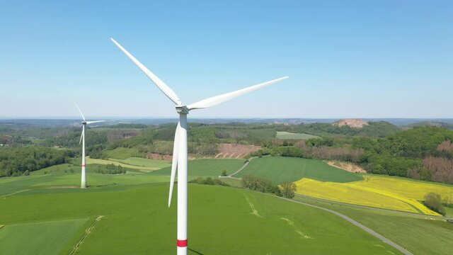 Windkraft Anlagen und Rapsfelder im Sauerland zwischen Eisborn und Enkhausen