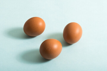 3 huevos en fondo azul
