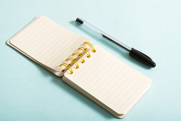 Libreta de apuntes y lapicero