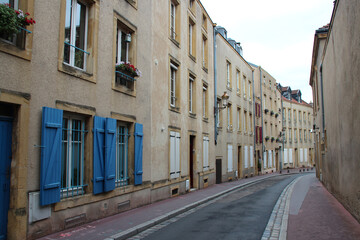 Fototapeta na wymiar street and flat buildings in metz in lorraine (france)