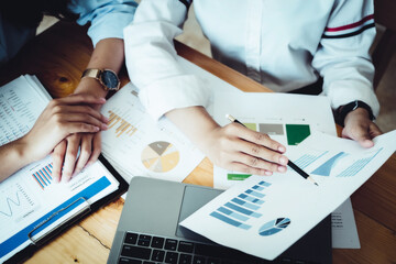 The company's consultants are pointing out plans at a meeting to formulate a plan to revitalize the company's business.