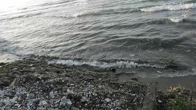 Orillas de una playa en santo domingo llena de basura y mal cuidada, triste realidad de contaminacion ambiental