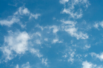 Naklejka na ściany i meble cielo con nubes azul