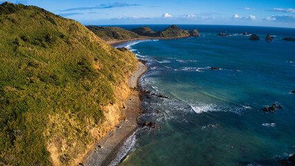 Playa 2 algunas dunas, islotes, olas y cerrando con un atardecer. Sector Estaquilla, Patagonia norte de Chile