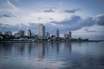 Paisaje urbano de la ciudad y su rio lago mar
