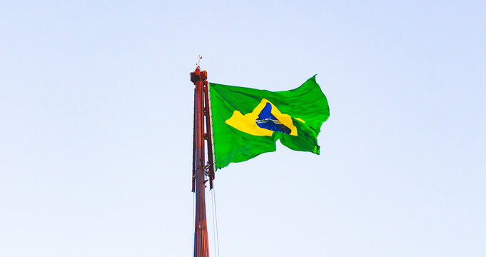 Mastro especial da Praça dos Três Poderes ( arquiteto: Sérgio Bernardes ) e Pavilhão na cidade de Brasília. Bandeira do Brasil. Brasília, Distrito Federal - Brasil. Circa, 2021.