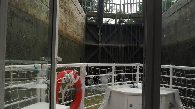 Tourist boat arriving at a lock on the Baise river in condom 4K
