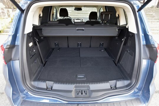 Ford S-Max Titanium 2.0 EcoBlue. Cabin interior - trunk variability. 04-24-2021, Prague, Czech Republic.