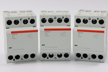 Contactors for power electric circuits are 4-pole.