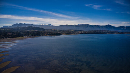 Humedal Rucahue, km 13 carretera Austral. En esos momentos había marea baja Y se logran ver el volcán Calbuco