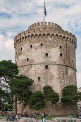 Fototapeta na wymiar The White Tower of Thessaloniki is a monument and museum on the waterfront of Thessaloniki. It was old Byzantine fortification built in the 12th century and was reconstructed by the Ottomans. Jun 2014