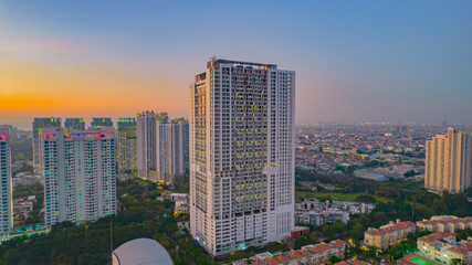 Obraz premium Panoramic photo of Jakarta overlooking Parklands, and the city skyline with a spectacular sunset. Jakarta, Indonesia, July 28, 2021