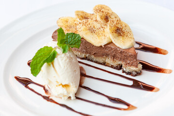 Chocolate cake, banana and vanilla dessert with Canarian products: chocolate cake, banana slices and vanilla ice cream.