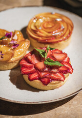 Obraz na płótnie Canvas Tart desserts with fresh strawberry, peach and apricot fruits