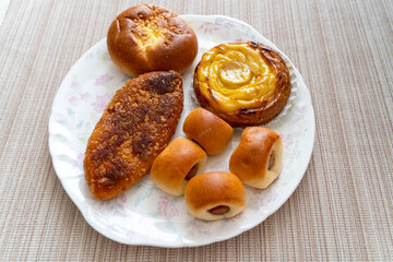 惣菜パンの盛り合わせ