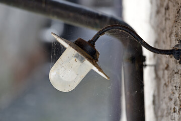 Alte Lampe mit einem Spinnennetz, Österreich, Europa