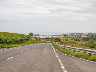 Fototapeta na wymiar Viajando por la carretera hacia Suances , en Cantabria, España, verano de 2020