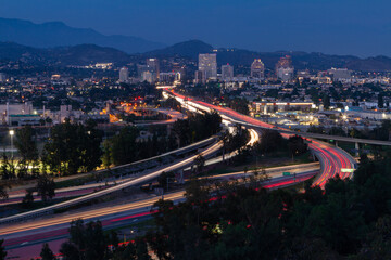 The 134 freeway leading into Glendale CA at blue hour.  - obrazy, fototapety, plakaty