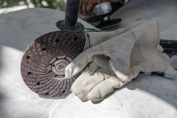 The sculptor's tools: gloves and diamond disc