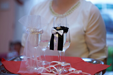 A tray with decorated glasses for the bride and groom