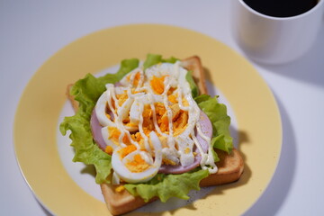 ゆで卵を乗せたトーストとコーヒー　朝食