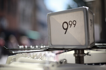 Verkaufsständer mit 9,99 Schwellenpreis in Fußgängerzone Einkaufsmeile Einzelhandel Preis...