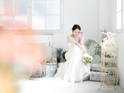 ウェディングドレスを着た花嫁　ブライダルイメージ