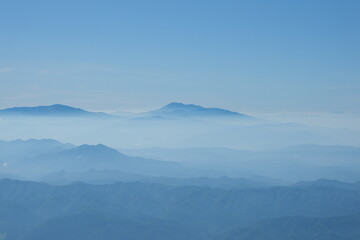 Fototapeta premium 雲海と北アルプスの山々。Panoramic view of sea ​​of ​​clouds at Japanese North Alps. Mt.Shirouma