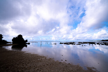 遠浅の浜辺に映る雲