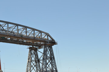 street photography, fotografia callejera, edificios de una ciudad llenos, camino de calles llenos de gente, edificios con ventanas cielos azules y trabajadores caminando.