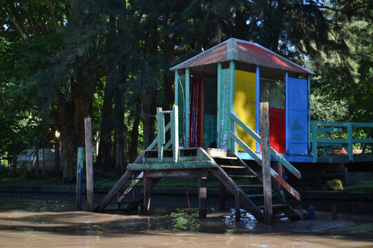 argentina street photography, fotografia callejera, edificios de una ciudad llenos, camino de calles llenos de gente, edificios con ventanas cielos azules y trabajadores caminando.