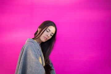 Mujer Mexicana frente una pared morada