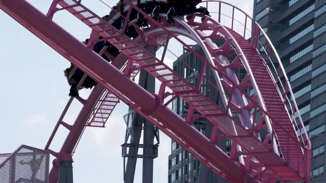 都心のビルの谷間を走るジェットコースター