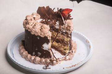 Torta de Chocolate, com chocolate meio amargo e chocolate branco, recheado com creme de chocolate