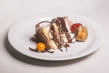 Torta de Chocolate, com chocolate meio amargo e chocolate branco, recheado com creme de chocolate