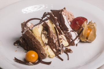 Torta de Chocolate, com chocolate meio amargo e chocolate branco, recheado com creme de chocolate