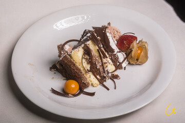 Torta de Chocolate, com chocolate meio amargo e chocolate branco, recheado com creme de chocolate