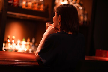 一人でお酒を飲む女性