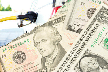Dollar Geldscheine und Tanken vom Benzin