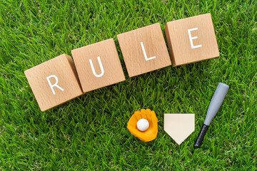 野球のルール｜「RULE」と書かれた積み木と野球道具のおもちゃ